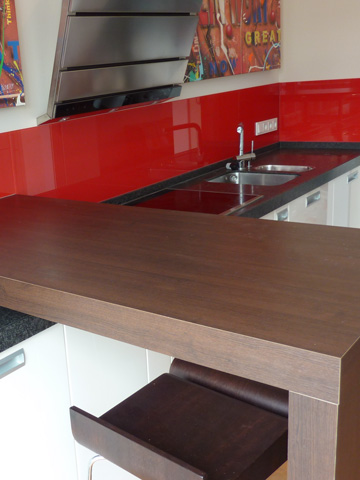 Küche mit rotem Farbglas